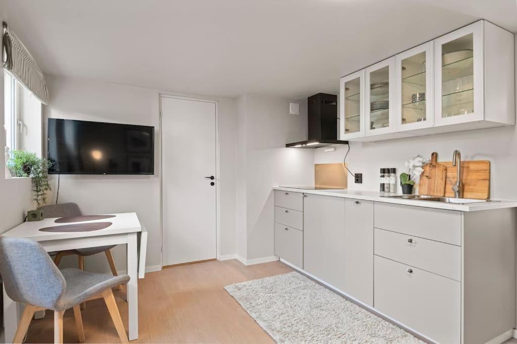 Liten I Gamle Bybro - Parkering Inkludert Apartment