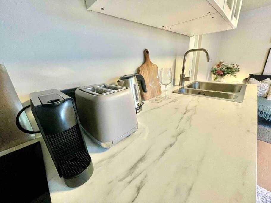 Liten I Gamle Bybro - Parkering Inkludert Apartment